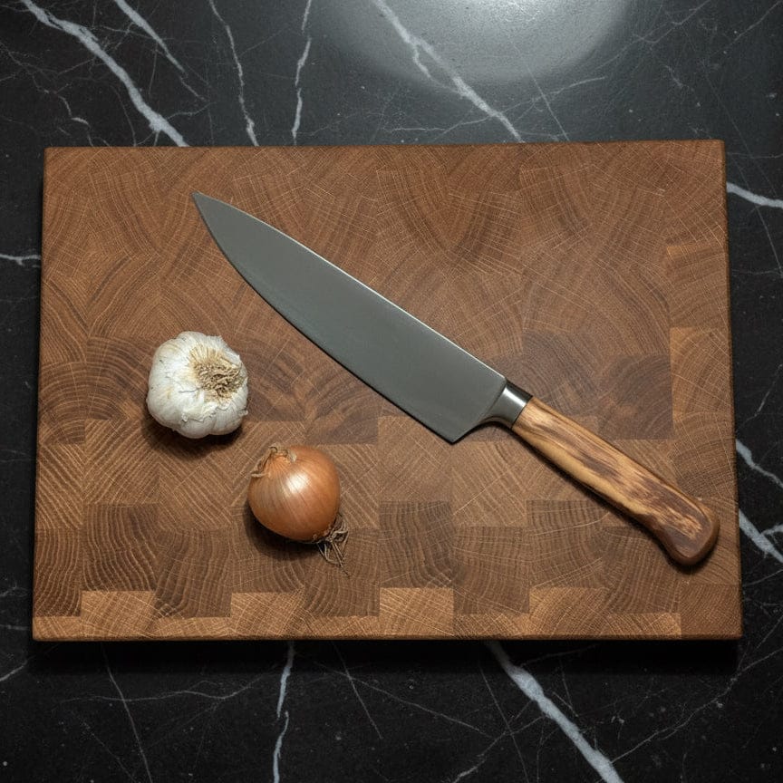 Stirnholz Schneidebrett Eiche auf Küchenplatte mit Zwiebeln und Messer
