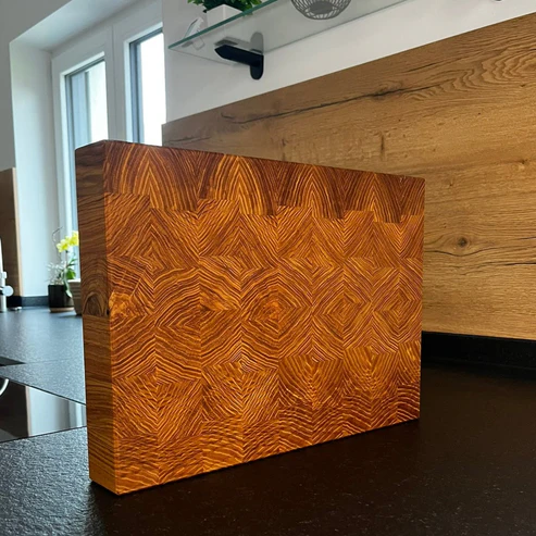 Hackblock Esche stehend in einer Küche